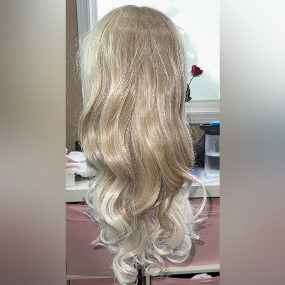 🤍FINAL SALE🤍 Blonde 24” Zeelle Synthetic Wig - Picture 2 of 7